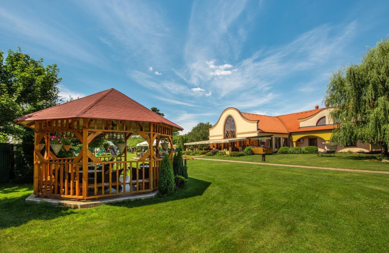 Wellness hotel Spark Malacky Buitenkant foto