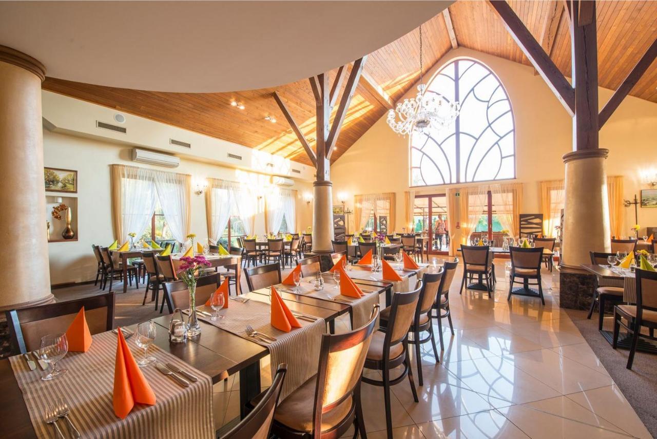 Wellness hotel Spark Malacky Buitenkant foto