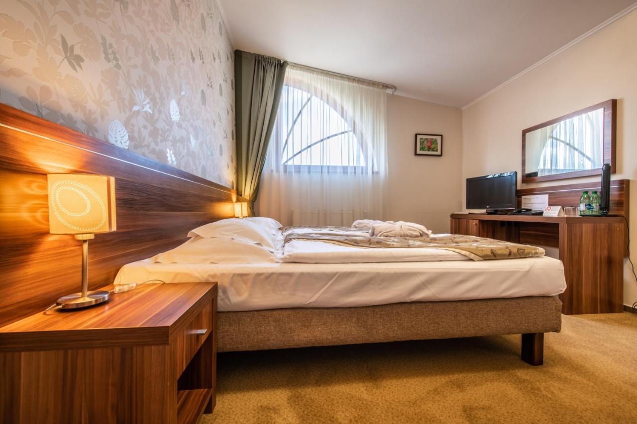 Wellness hotel Spark Malacky Buitenkant foto