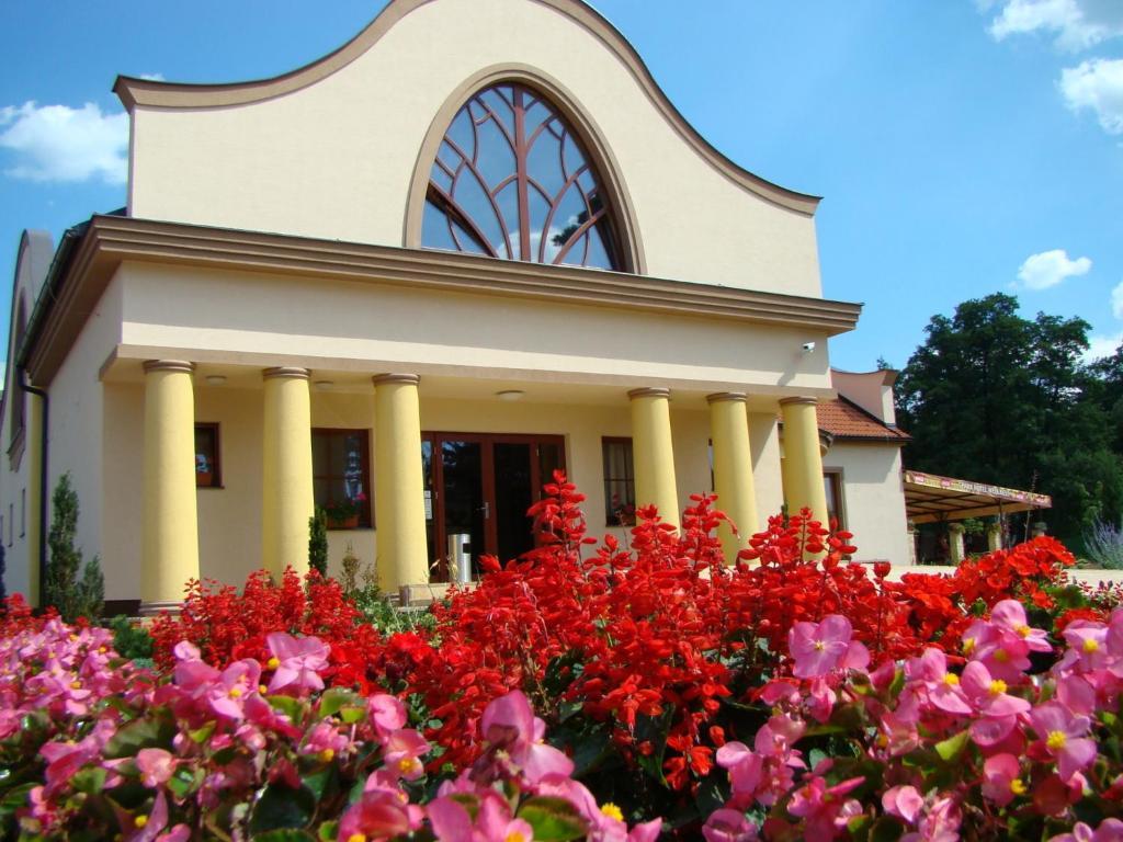Wellness hotel Spark Malacky Buitenkant foto