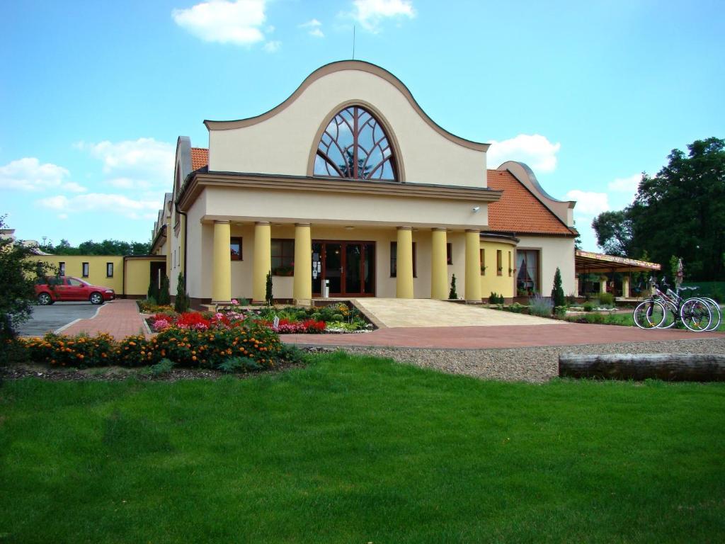 Wellness hotel Spark Malacky Buitenkant foto