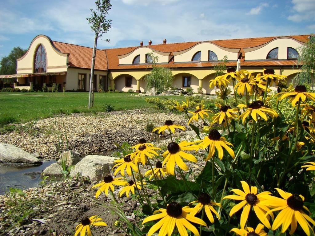 Wellness hotel Spark Malacky Buitenkant foto