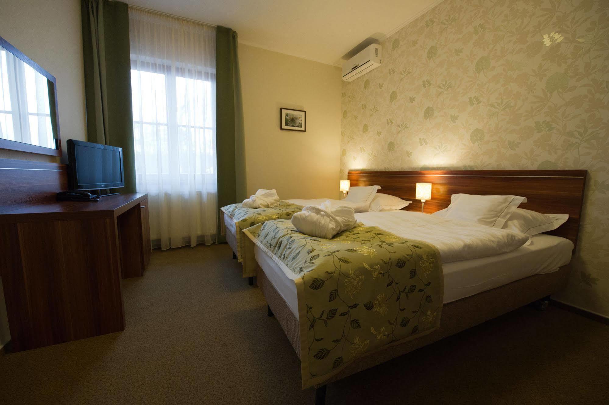 Wellness hotel Spark Malacky Buitenkant foto