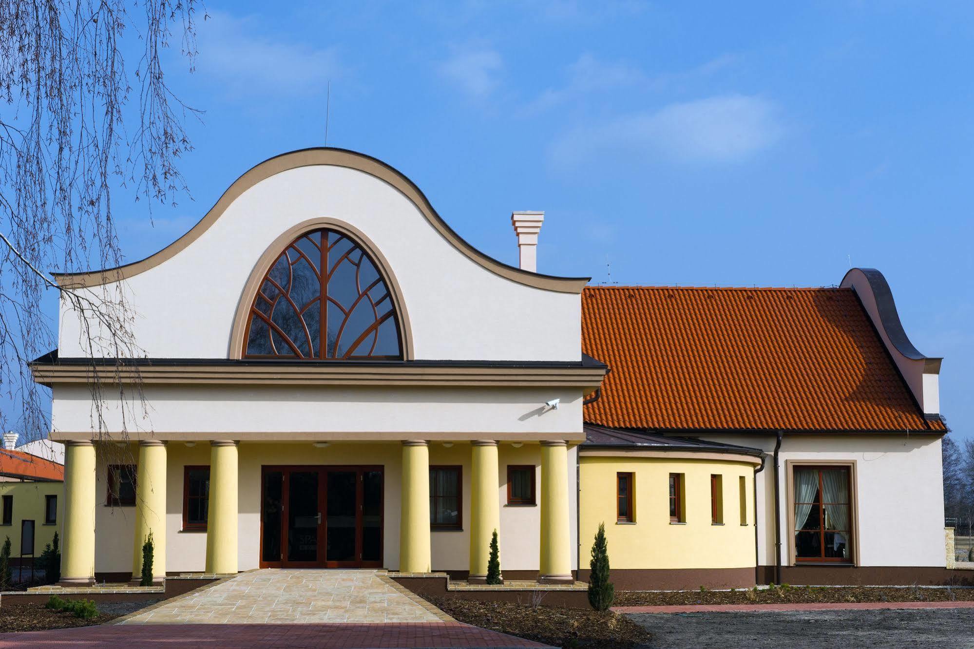 Wellness hotel Spark Malacky Buitenkant foto