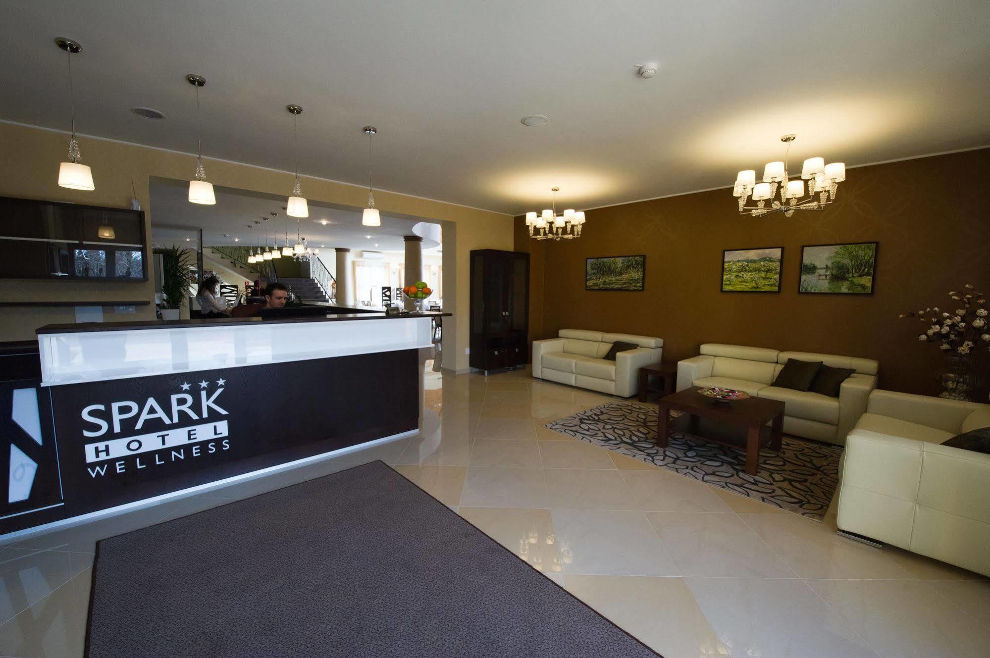Wellness hotel Spark Malacky Buitenkant foto