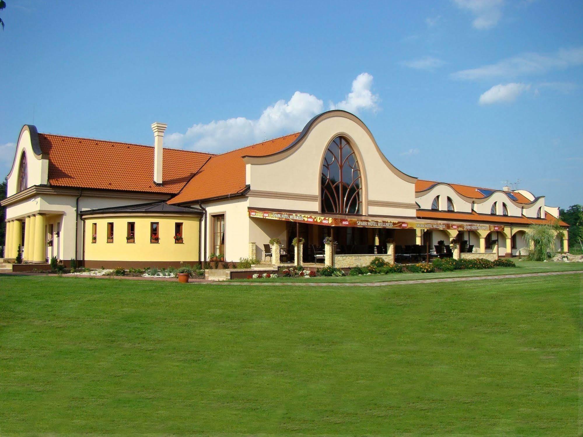 Wellness hotel Spark Malacky Buitenkant foto