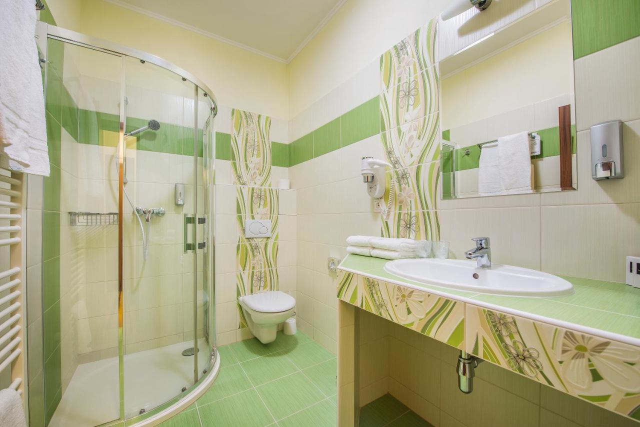 Wellness hotel Spark Malacky Buitenkant foto